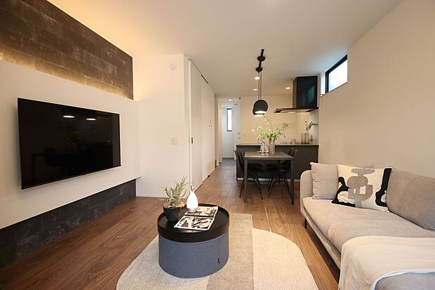 完成された美しさ、ArtStylelコーディネート（家具・システム照明・エアコン・ディスプレイ・太陽光発電など）約490万円の装備が価格に含まれています。