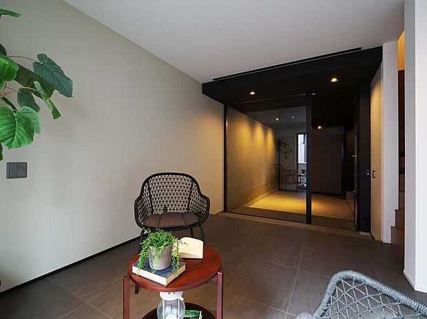 間仕切りを一面ガラス張りにしてるので、フリースペースからインナーガレージを見渡せ、愛車を見ながらリラックスタイムを楽しめます。