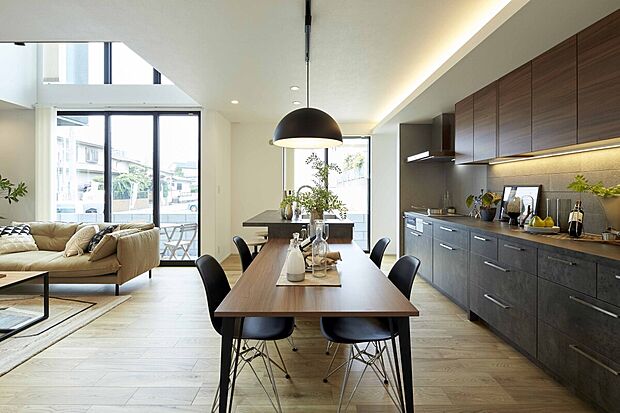 オーダーキッチンの品質をそのままに。機能性×デザイン性に優れたGRAFTEKT製キッチンを装備。