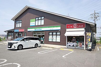 ファミリーマート 600ｍ(徒歩8分)