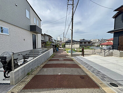 1号棟　前面道路含む現地写真