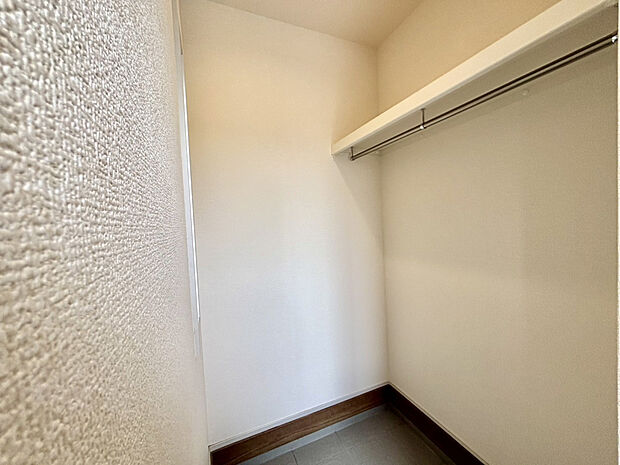 【土間収納】ベビーカーやアウトドア用品を収納可能な土間収納。パイプ付きでコートやアウター収納も可能です。