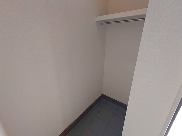 【土間収納】ベビーカーやアウトドア用品の収納が可能な土間収納を採用。