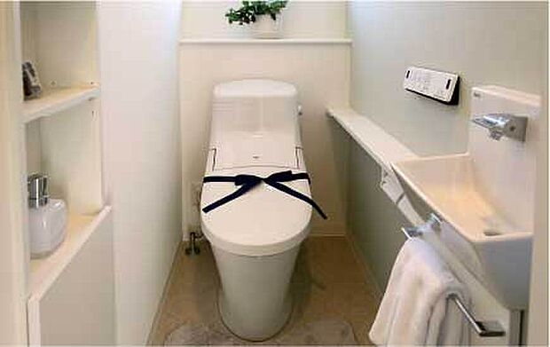 【トイレ手洗いカウンター(1階)】手洗いがしやすく、小物が置けるカウンター付き。季節に合わせて植物や小物を飾るなど、楽しみ方も広がります。