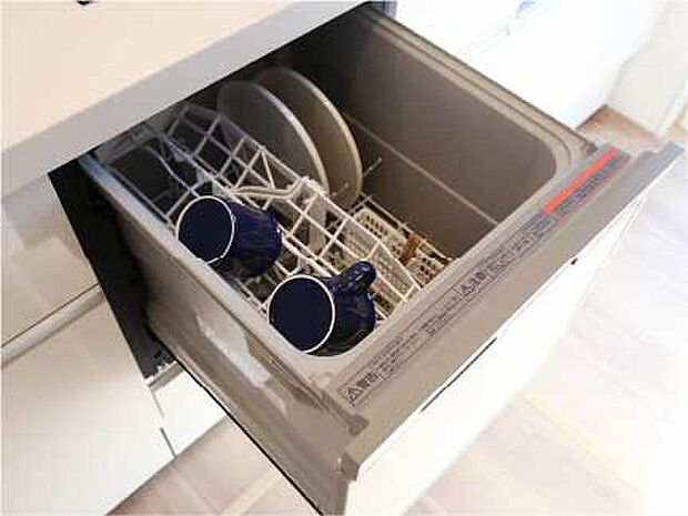【食器洗い乾燥機】高い水温と強い水圧で汚れをきれいに洗い流します。時間の節約と節水効果も期待できます。