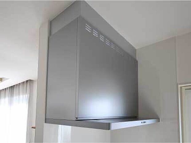 【スーパー クリーンフード】ノンフィルター構造で、面倒なお手入れもひとふきで、独自のオイルキャッチ機構によって、イヤな油汚れのお手入れが簡単です。