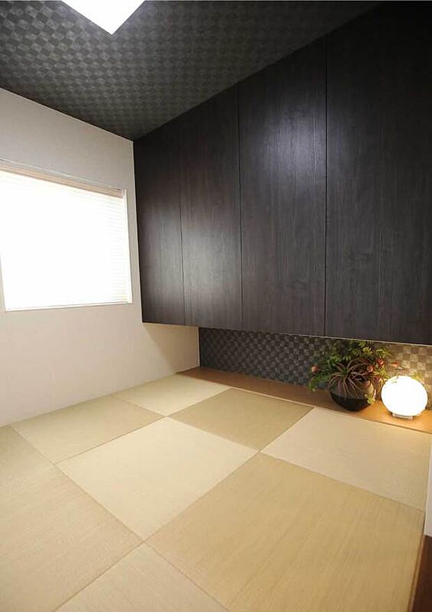 【和室】掲載の室内写真は「サーパスタウン太田サンフラワー通り」モデルハウス(1号地)を撮影(2023年5月)および当社施工のサーパスタウンのモデルハウスを撮影し CG加工を施したもので、有償オプションも含まれ