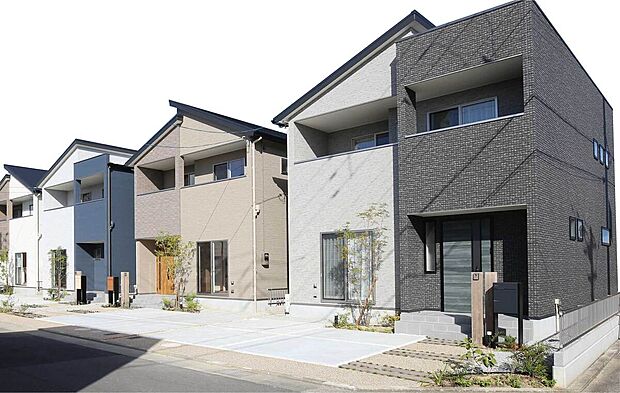 【統一外構】統一感のある意匠でデザインした外構。住まう方はもちろん訪れるゲストも気持ちよく迎えます。●写真は当社施工例です。