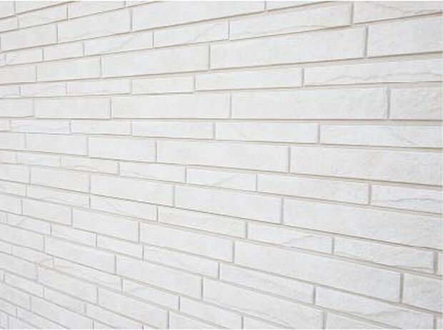 【光セラミック外壁】壁に付着した汚れを日中に太陽の力で分解。雨水で分解した汚れが洗い流され、キレイが長持ちする耐候性に優れた外壁を採用しています。