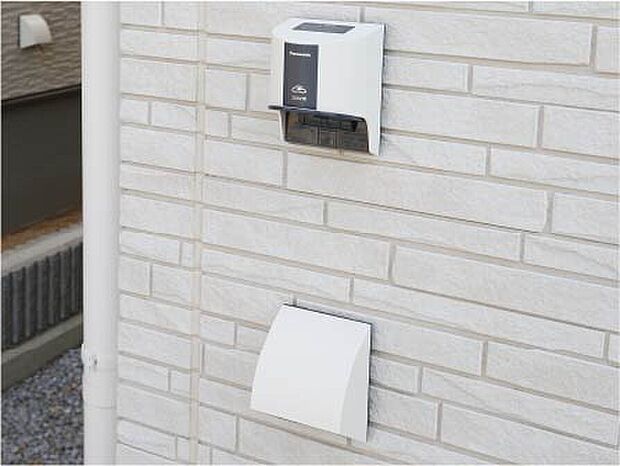 【EVコンセント+外部コンセント】電気自動車などのエコカーに対応するために200V電源コンセントと通常電源(100V)を各棟に設置しました。