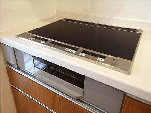 【IHクッキングヒーター】IHクッキングヒーターならトッププレートをサッと拭くだけでお掃除もしやすく快適です。