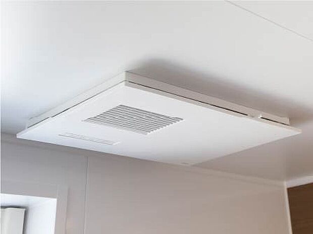 【浴室暖房乾燥機】換気・乾燥・暖房・涼風などの機能を備えた浴室換気乾燥機で、雨天時の洗濯物乾燥にも役立ちます。