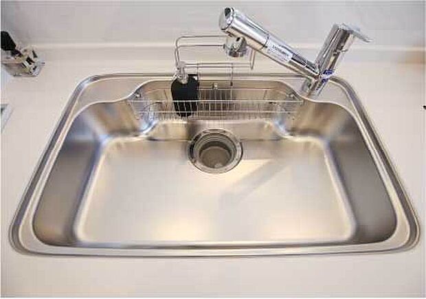 【スキットシンク】シンクの奥に汚れた水をとらえる幅広の段差を設けたナイアガラフロー方式を採用していますので、汚れを広げずお手入れがラクになります。