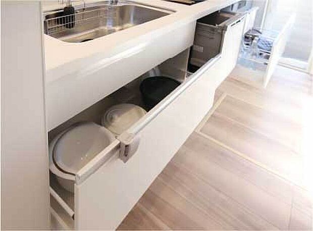 【ソフトモーションレール】出し入れしやすく収納力に優れた引き出し式スライド収納を採用しています。 引き出しが静かに閉まるソフトモーション機能付です。