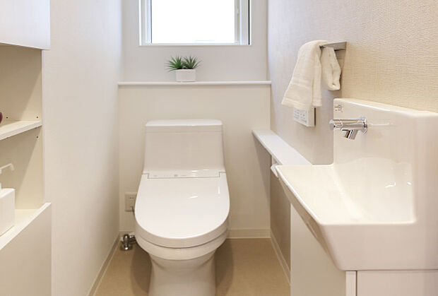 【トイレ手洗い カウンター(1階)】手洗いがしやすく、小物が置けるカウンター付きで、季節に合わせて植物や小物を飾るなど、楽しみ方も広がります。
●掲載の写真・画像は売主施工事例です。(参考写真を除く)