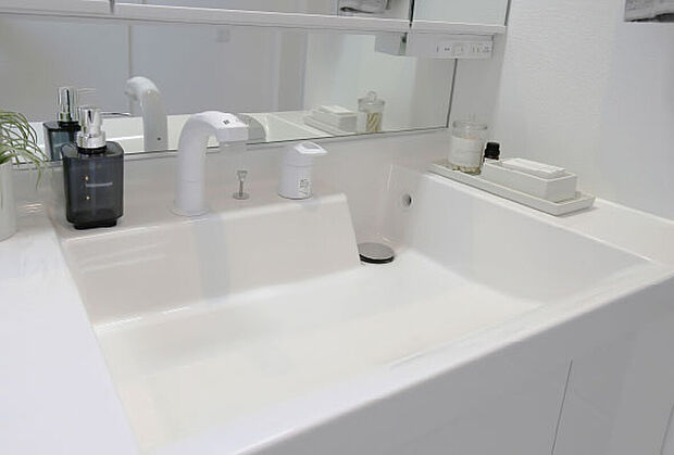 【一体形成カウンター】継ぎ目がないボウル一体型のカウンターを採用。 汚れが付きにくく、毎日のお手入れも簡単です。
●掲載の写真・画像は売主施工事例です。(参考写真を除く)