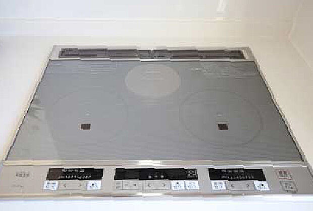 【IHクッキングヒーター】IHクッキングヒーターならトッププレートをサッと拭くだけでお掃除もしやすく快適です。