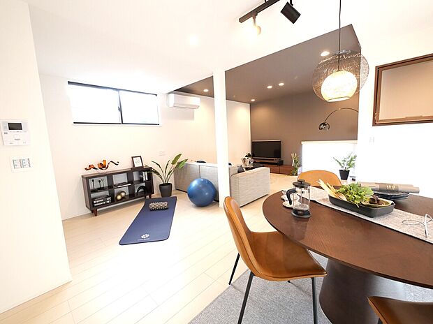 【5号地室内写真。】主張しすぎない内装が余白を生み、お気に入りの家具をいれて完成する内装。1段高いリビング天井、柱1本で感覚的に区切られたLDKクローゼット前の空間が生活の姿を幾重にも想像させてくれます。