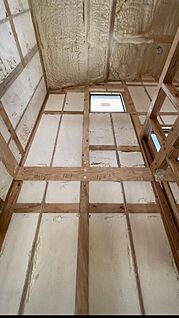 熱材には現場発泡ウレタンフォーム（フォームライトSL）を使用