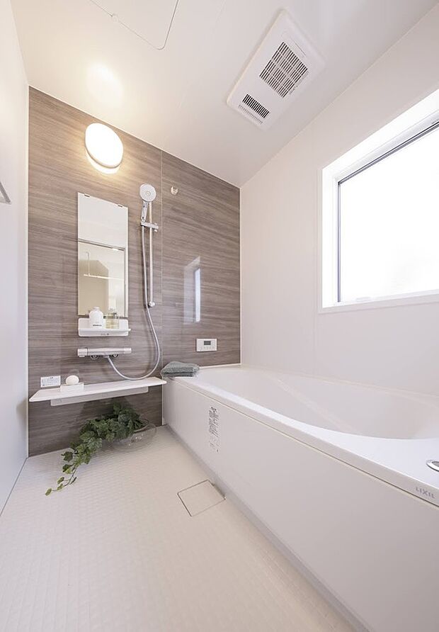 【バスルーム】半身浴ができるエコベンチ浴槽を採用。リフレッシュした一日の疲れをとり、質の良い眠りにつくために大切な入浴の時間。掃除のしやすさはもちろん快適さにもこだわりました。