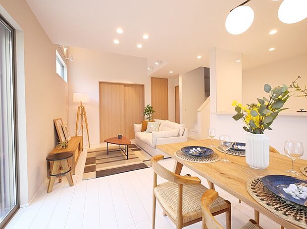 【＜完成物件＞11号地　リビングダイニング】ご家族が顔を合わせる機会が増えるリビングイン階段を採用。廊下スペースが減ることで、ゆとりの空間が広がります。