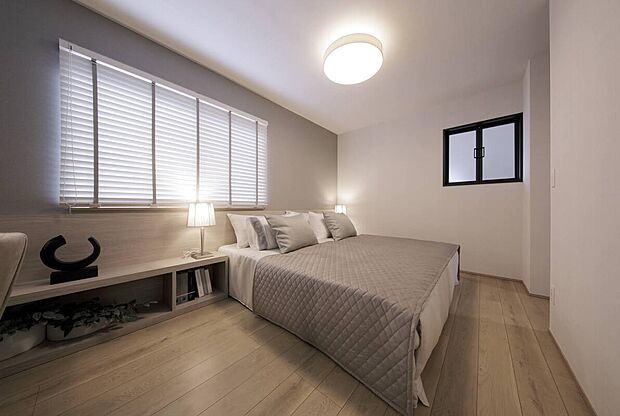 【＜完成物件＞6号地　主寝室】主寝室には吹き抜けとつながる小窓を設置しました。リビングから光や風を採りこむことができます。