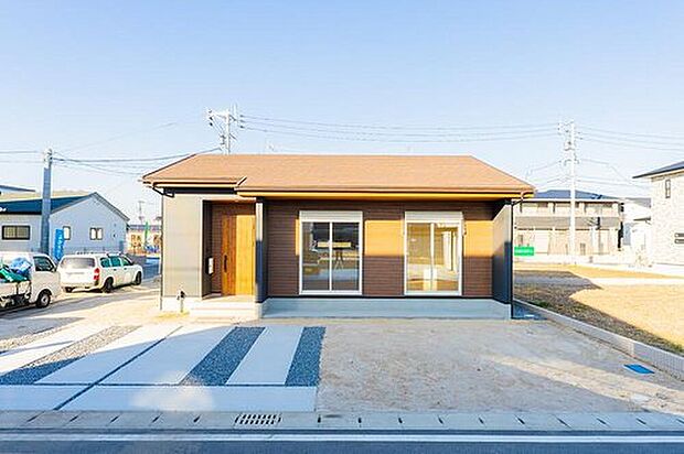【スタイリッシュでモダンな平屋】 階段の上り下りがないワンフロアの暮らしは、小さなお子様がいても安心。シックな黒に木目が映える外観です。