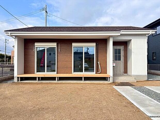 (1号棟)ウッドデッキで洗濯物が干せる、ゆとりの平屋をご紹介します。
16.2帖のLDK は、平屋ならではの勾配天井と化粧梁 が開放感を演出。