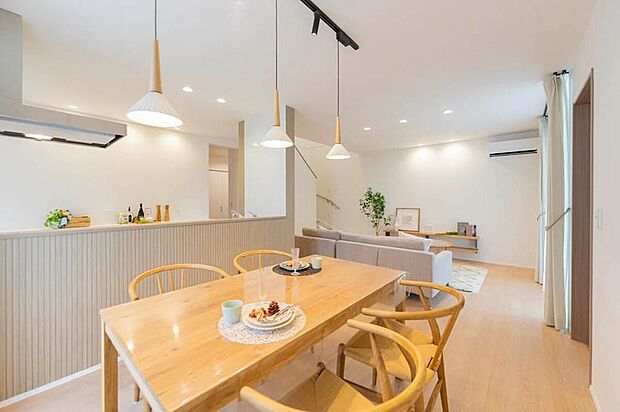 【ダイニングキッチン】カウンターと連動したお洒落なダイニング。配膳や片付けがスムーズな動線で、毎日の家事負担を軽減します。。