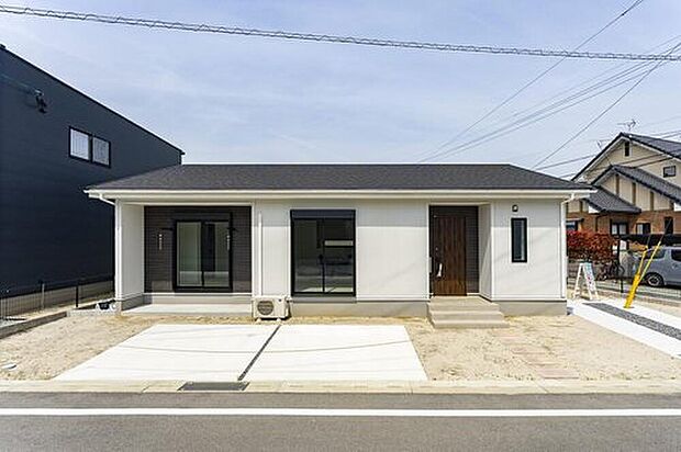 (1号地)すっきりとした外観の平屋住宅。おしゃれなツートンの外壁でメリハリのあるデザイン。
