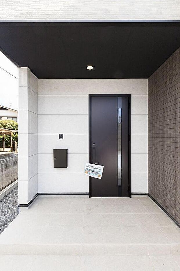 【玄関】玄関ポーチが広く、天井部分も同様の広さがあるのは、雨の日はとても重宝します。