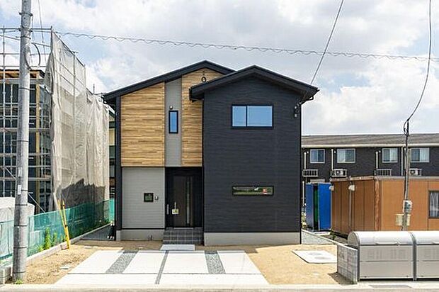 【現地外観写真(8号地)】【外観】ブラックの外壁に、あたたかみのある木目調をアクセントにした、洗練されたモダンなデザイン。