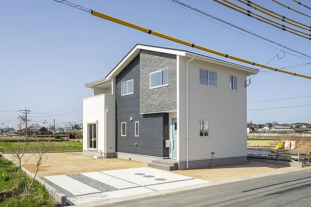 【駐車場】【カースペース】前面道路からスムーズに入れる並列駐車スペース。横幅にゆとりがあるので、ドアの開閉も楽々です♪ベビーカーからの乗せ降ろしやお買い物帰りの荷出しも手際よくこなせます。