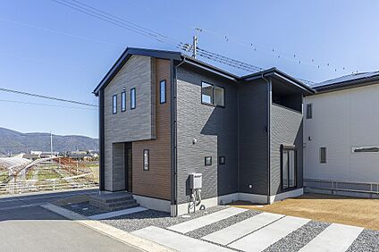 1号棟外観と道路敷地