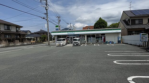 ファミリーマートあきた店(約708m)