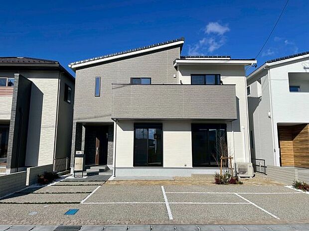 【B棟 外観】
設計やインテリアコーディネーターが1棟1棟デザインし、周囲の街並みに溶け込むように考えています。いつまでも飽きの来ない外観です。