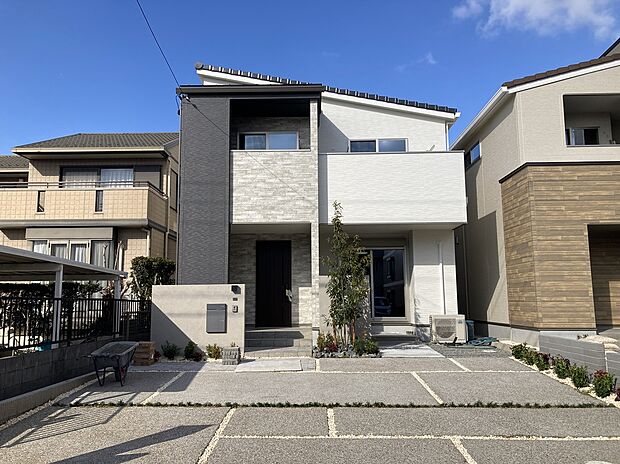 【現地外観】
植栽が入り完成に近づいてきました。。室内もクリーニングされ内覧がしやすくなっております。
お問い合わせお待ちしております。