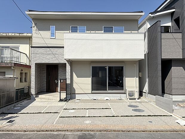 外壁が周囲の街並みと青空に映えるお洒落な仕上がり！青い空が大きく感じます。飽きの来ないシンプルでスタイリッシュな外観です。