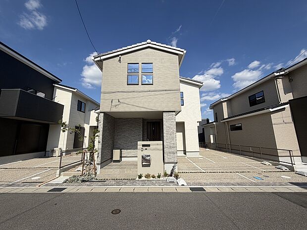 【C棟 外観】
外壁が周囲の街並みに映えるお洒落な仕上がり!いつまでも飽きの来ない、シンプルでスタイリッシュな外観です。