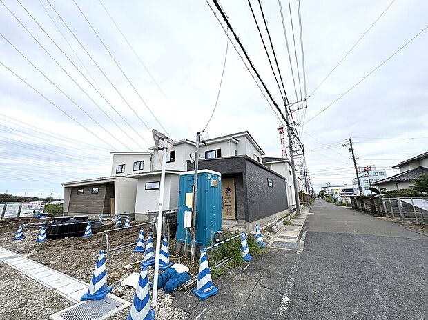 【前面道路含む現地写真】
コンビニやスーパー、ドラッグストアなどの買い物施設が徒歩9分圏内に揃っており、日々のお買い物に便利な住環境です。