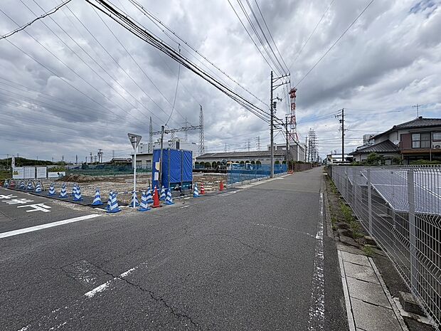【前面道路含む現地写真】
コンビニやスーパー、ドラッグストアなどの買い物施設が徒歩9分圏内に揃っており、日々のお買い物に便利な住環境です。