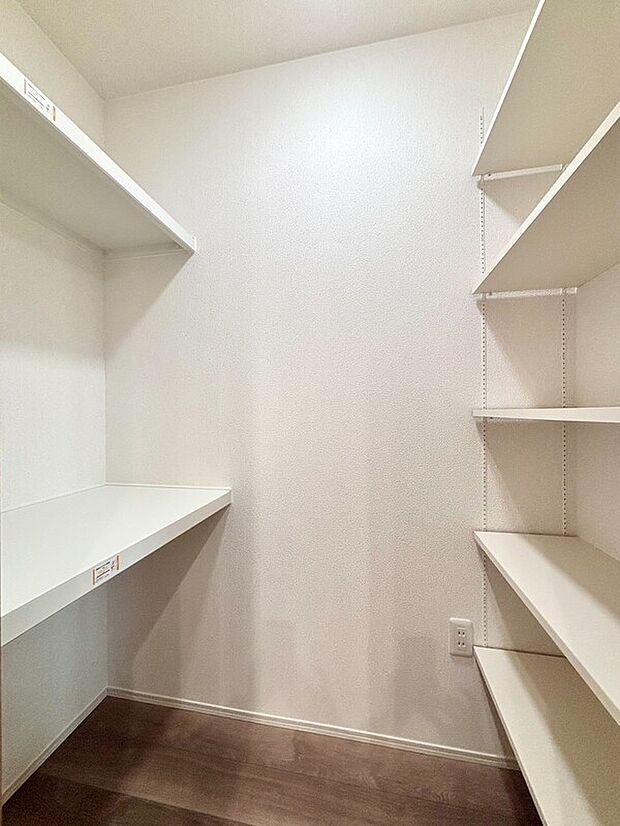 【【E棟 パントリー】】キッチン周りにあると便利なパントリー。普段使わない調理家電や食品や飲料水のストックなど収納できます。