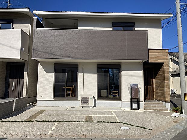 【【J棟　外観】　】スタイリッシュでありながら温かみを感じる飽きのこない外観です。周囲の景観とも調和しやすい柔らかい色合いの外壁を採用しています。駐車3台可能。太陽光発電システム搭載。