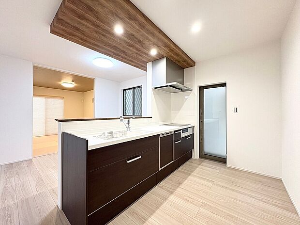 【【G棟　キッチン】】浄水機能付きシャワー水栓は、浄水器ごと蛇口が引き出せるので、ポットやお鍋などに浄水を注ぐときやシンクを洗う時に便利です。