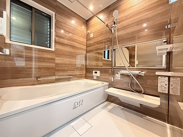 【【F棟　浴室】】1717サイズのお風呂です(TOTO)。洗い場・浴槽ともに広く、身体の疲れをゆったり洗い流せます。お子様と一緒に入るのにも安心です。