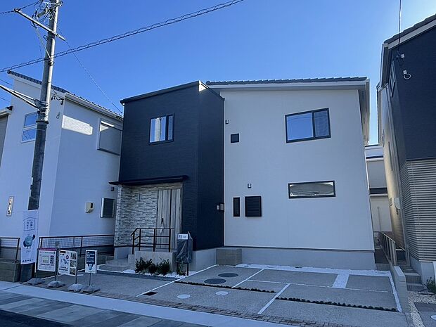 【【H棟　外観】】外壁が周囲の街並みと青空に映えるお洒落な仕上がり！ホワイト×ダークカラーを基調とし、クールな印象に仕上げました。