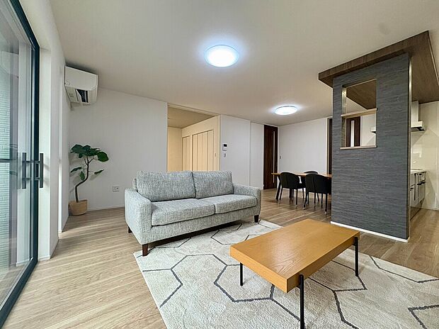 【【A-11棟　LDK】】LDKにパントリーとリビング収納を備えた、収納豊富な住まい。LDKを通り浴室や各居室へと繋がるため、ご家族と顔を合わせる機会が自然と増えそうです。