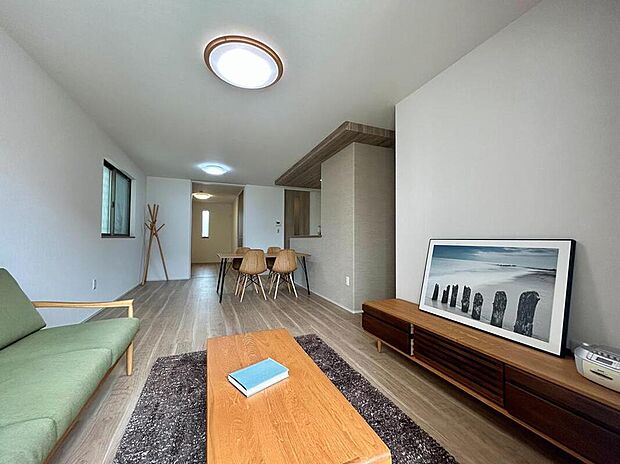 【【A-3棟　LDK】】スッキリした直線的なLDKは20.0帖の大きさ。奥行きのある縦長リビングは家具のレイアウトだけでなく両サイドの壁を使ってディスプレイなども楽しめます。奥に繋がる居室は6.0帖の洋室。