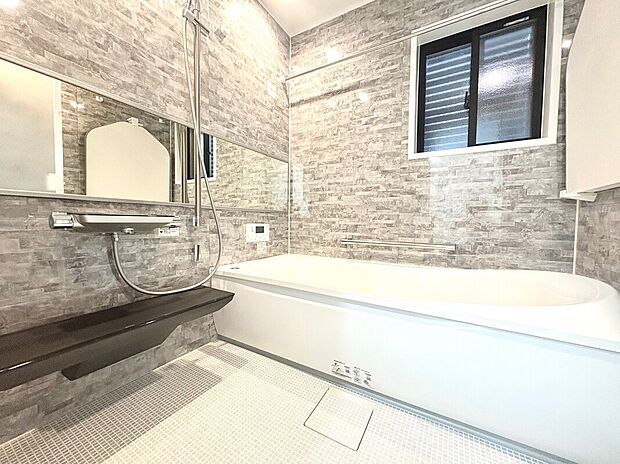 【【B棟　浴室】】4時間経ってもお湯の温度低下はわずか2.5度でご家族みんなであったかいお風呂に入れます。腰、背中、お尻、足の4点を支えることで身体にかかる力を分散し、入浴する人をやさしく包み込み支えます。