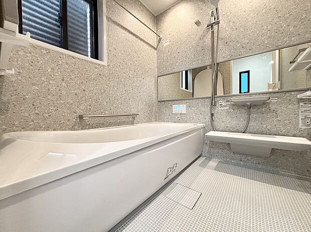 【【D棟 浴室】】1坪タイプのバスルーム。ゆったり足が伸ばせるので、毎日の疲れを癒すバスタイムを実現。ご家族一緒に入れます。浴室暖房乾燥機付きで浴室内干しも可能!